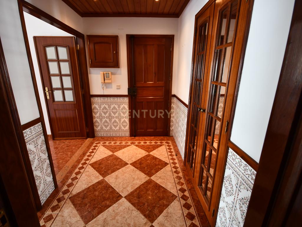  T2  Anta Cacém com  Garagem - Image 9