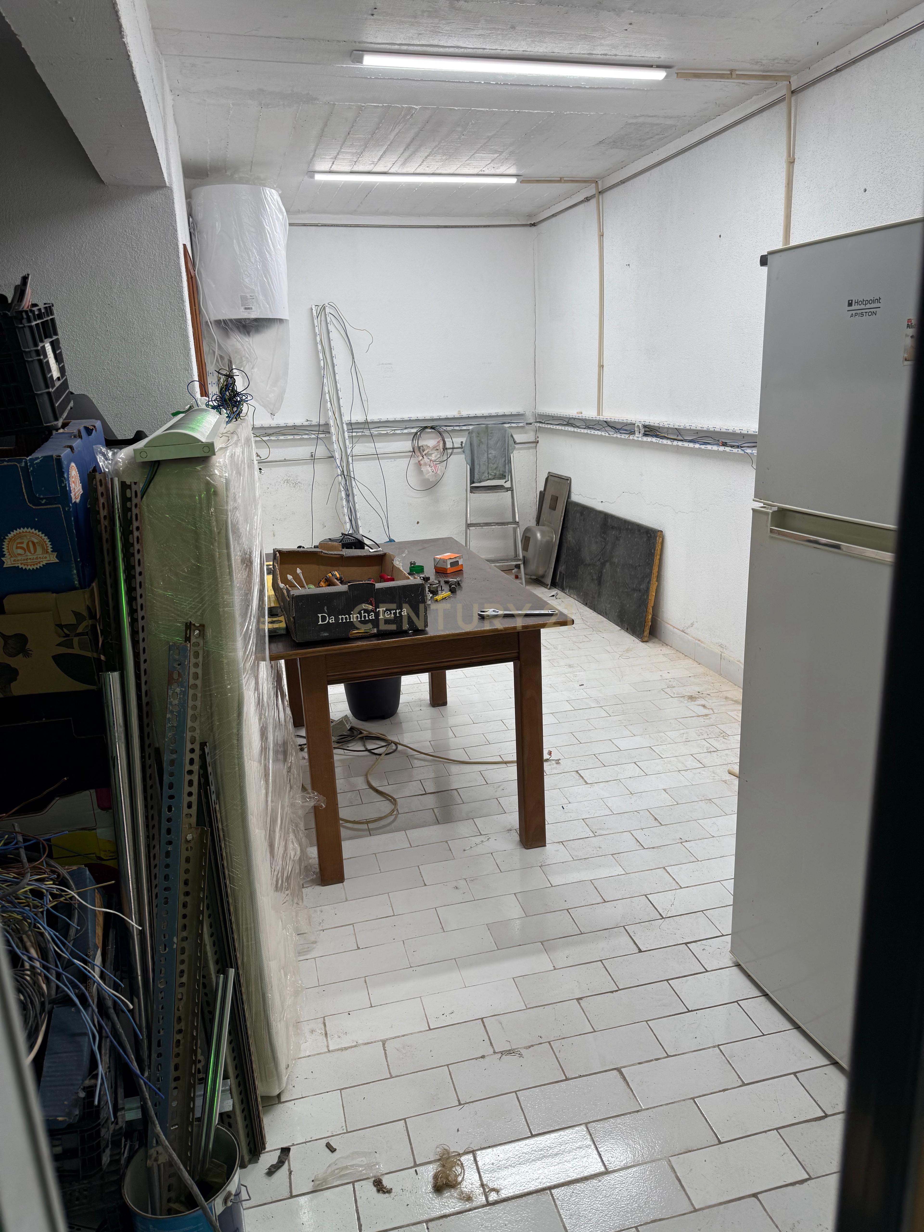 Fotografia 4 de Garagem com 100 m² | WC | Água e Eletricidade  OPORTUNIDADE UNICA