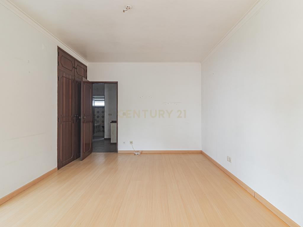 Moradia T5 com 220m2 no centro de Linda-a-Velha - Image 23