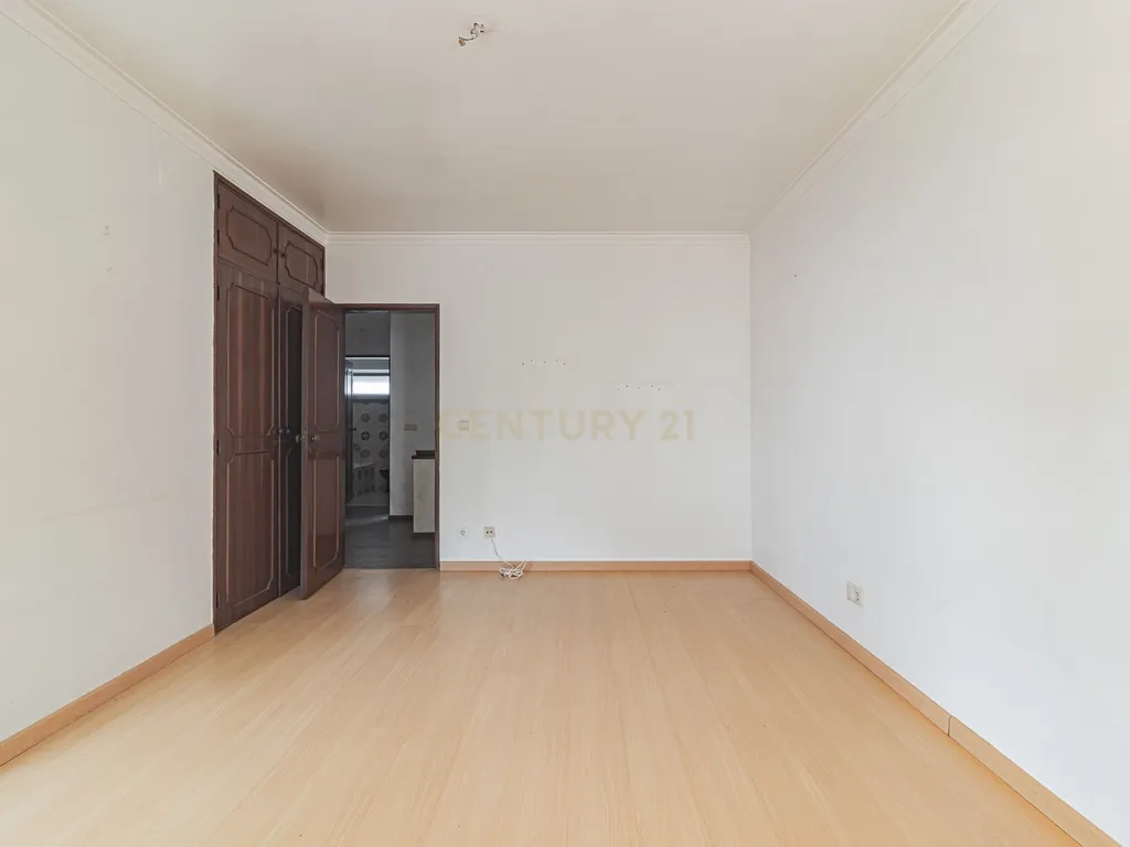 Moradia T5 com 220m2 no centro de Linda-a-Velha - Image 23