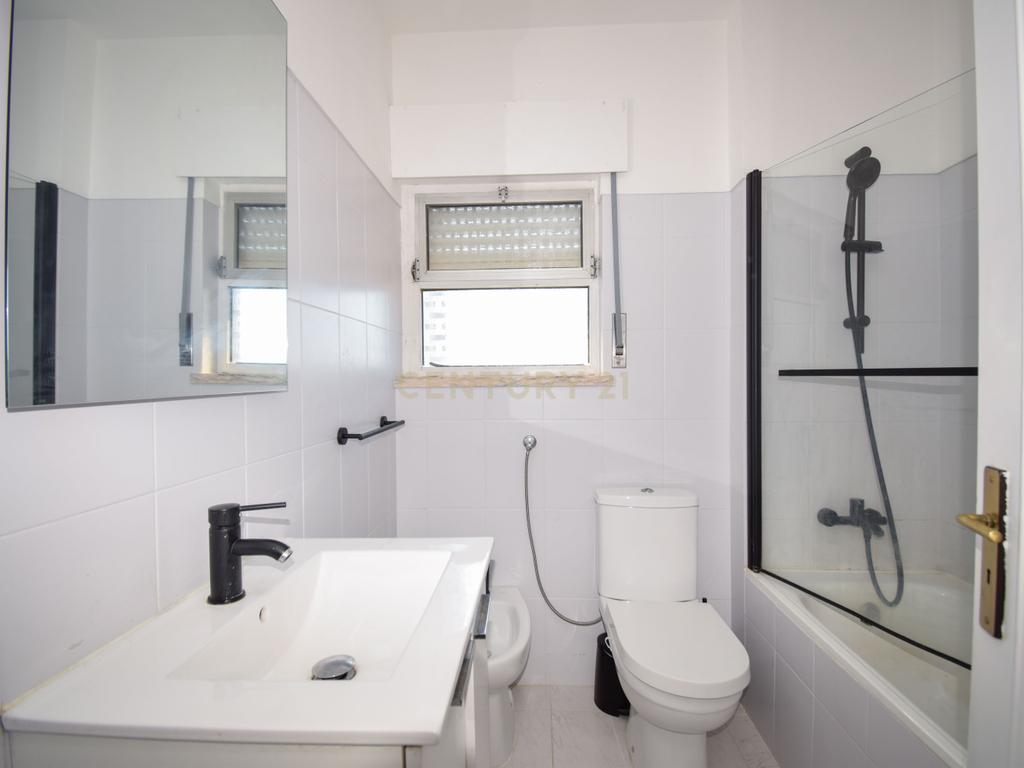 Apartamento T2 com Garagem, Arrecadação e Excelente Luminosidade – Arroja, Odivelas - Image 14