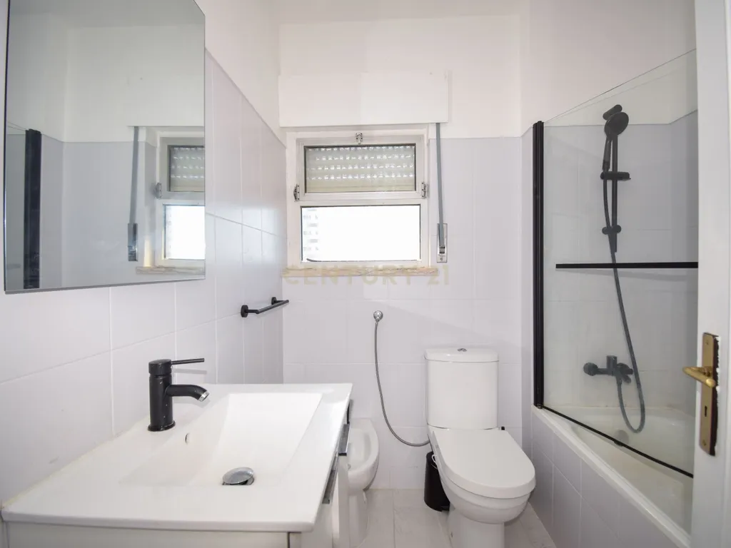 Apartamento T2 com Garagem, Arrecadação e Excelente Luminosidade – Arroja, Odivelas - Image 14