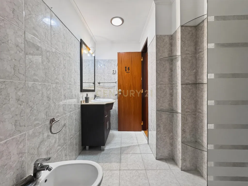 Apartamento T3 Duplex com Vista Desafogada no Monte da Caparica - Image 41