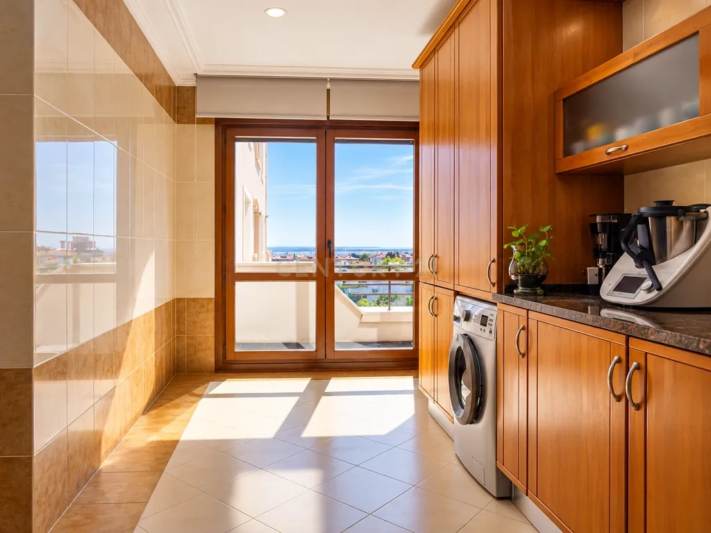 T4 com Piscina | Condomínio Privado PRATAGI | Segurança 24H | Alverca - Image 22