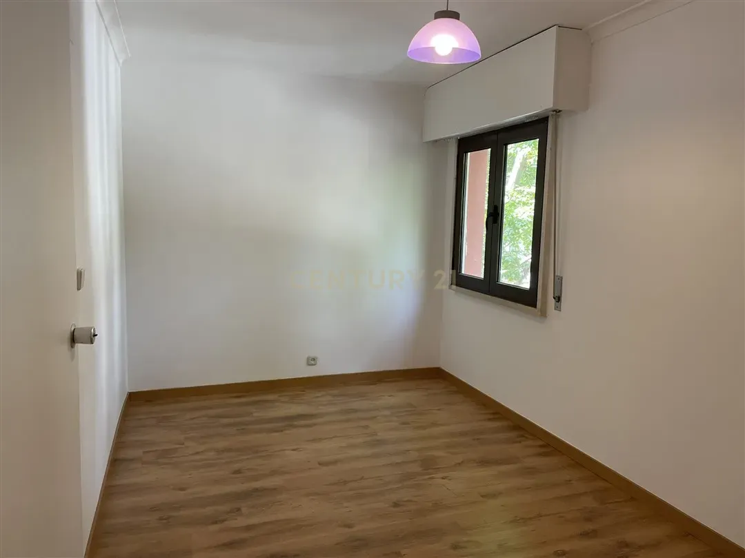 Apartamento T3 Duplex em Telheiras – 104 m², Estacionamento e Arrecadação - Image 14