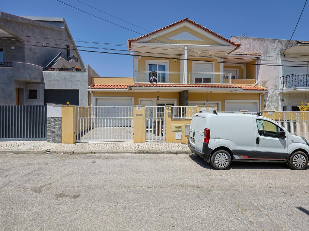 Moradia T3 com garagem e espaços exteriores nos Foros de Amora, Seixal - Image 34