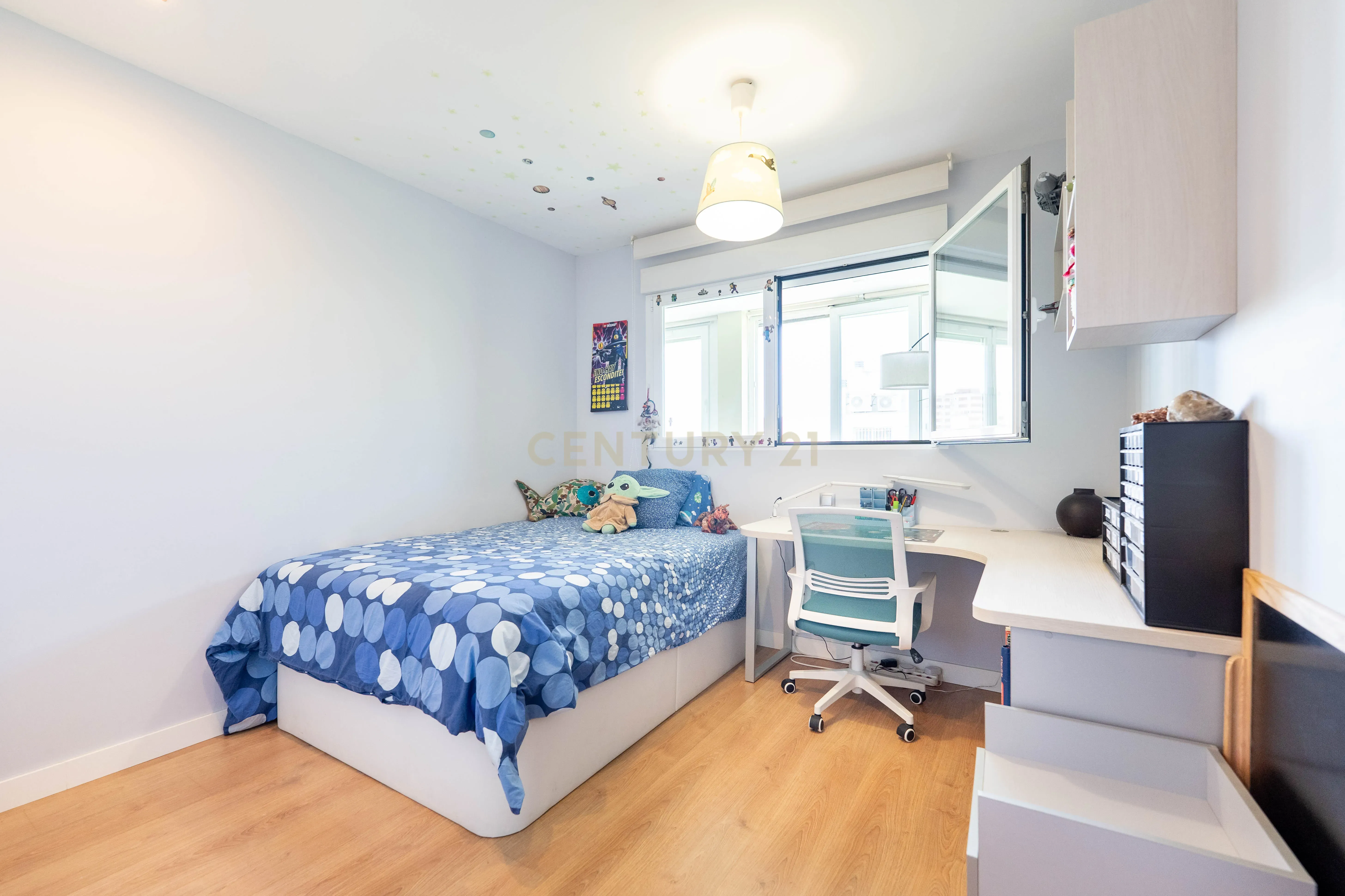 Vive numa urbanização com jardim e piscina. - Image 10