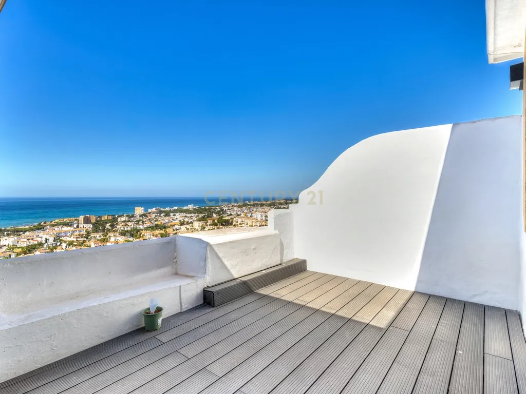 PENTHOUSE TOTALMENTE REMODELADA E PRONTA A ESTREAR COM VISTAS PANORÂMICAS PARA O MAR, DUAS VARANDAS E PISCINA EM MIJAS COSTA - Image 22