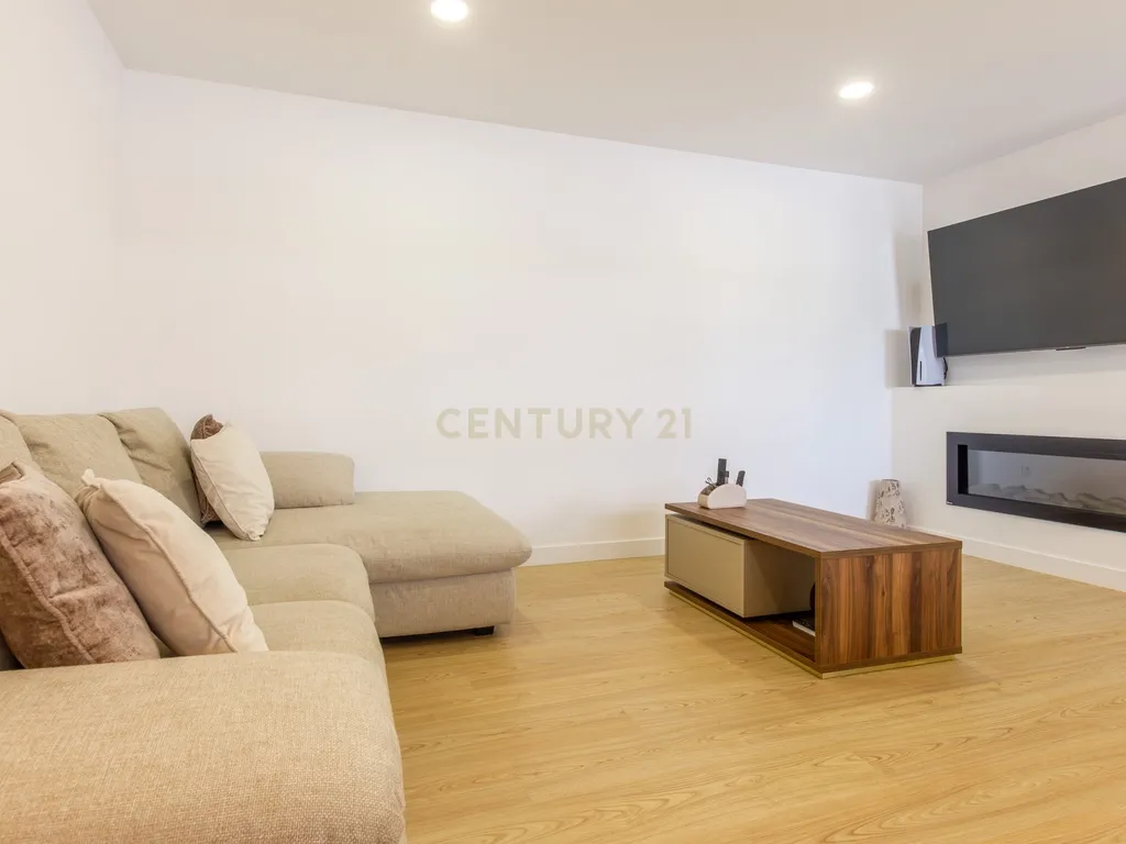 Apartamento T2 - Barreiro, Perto da Praia e Centro - Image 11