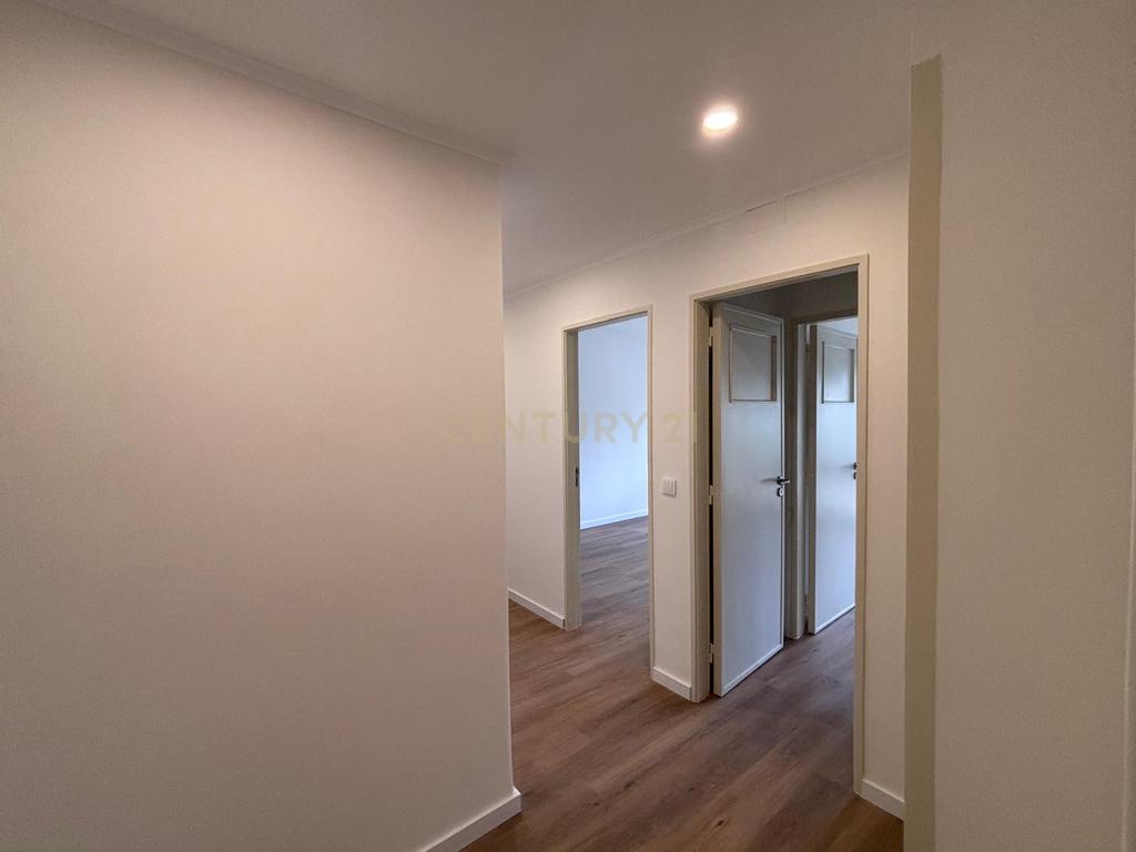T3+1 Remodelado totalmente com excelentes áreas na carismática e tradicional zona da Estrela - Image 10