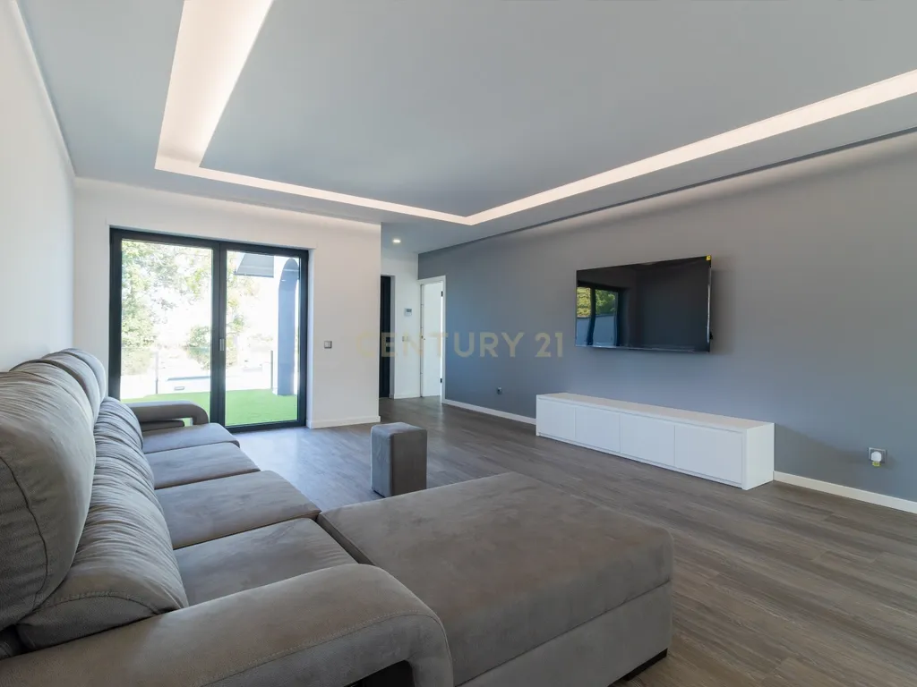 Propriedade Totalmente Renovada com Armazém/Garagem de Grande Dimensão e Piscina em Monte Real - Image 11