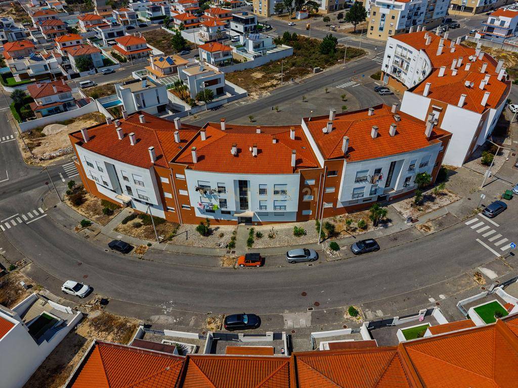 Excelente Apartamento T2 com 2 WC e Garagem - Image 27