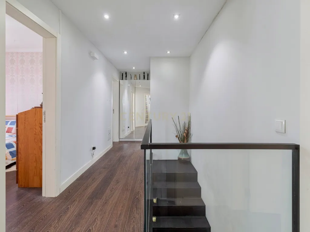 Moradia familiar T6 com anexo T1 independente, num lote com 510m² no Botequim – Charneca da Caparica, Almada - Image 15