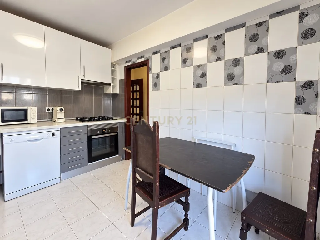 Apartamento T3+1 com área útil de 121,50 m² , varanda, lugar de garagem localizado em São Pedro da Cova, Gondomar. - Image 7