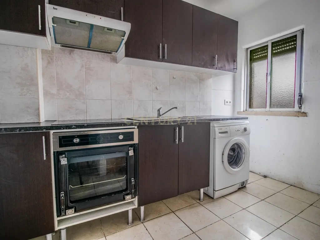 Apartamento T2 com enorme potencial | Varanda + Sótão aproveitável | Excelente exposição solar - Image 14
