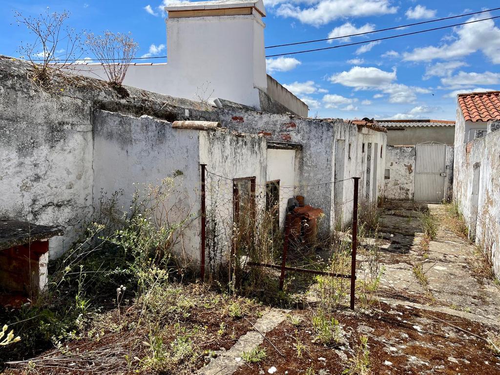 Moradia T2 , perto da praia, para Recuperar em Oriola, Évora. - Image 11