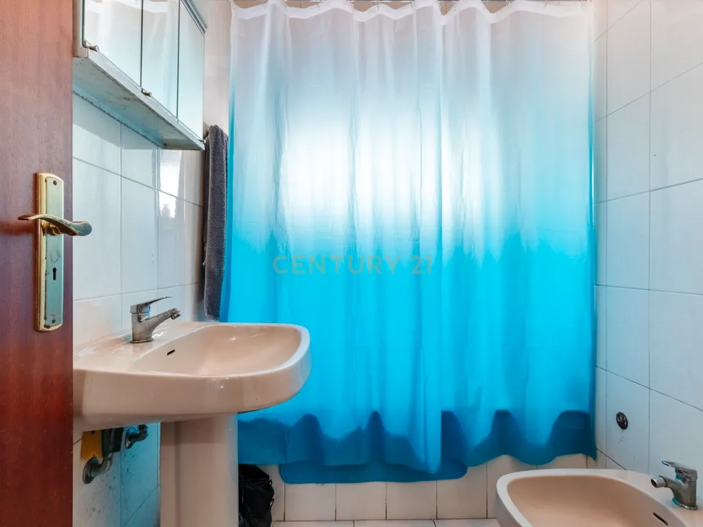 T2 com Potencial no Coração de Cacilhas Prático, Central e com o Charme da Tradição - Image 15