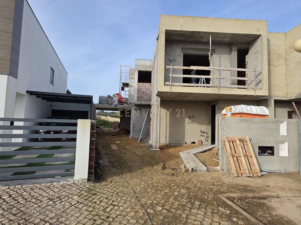 Moradia a estrear T3 com piscina no Funchalinho a 5 minutos da praia - Image 2