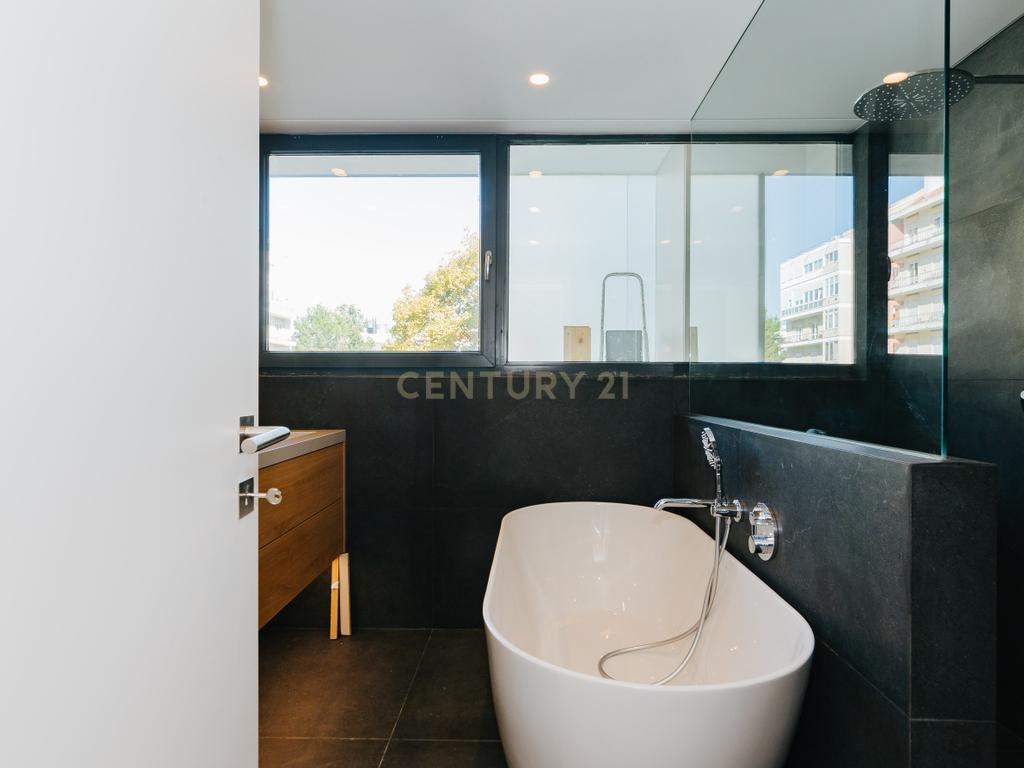 Apartamento Duplex T4 Novo na Rua Bartolomeu Dias, em Belém – conforto, modernidade, luz natural e espaço em Belém - Image 14