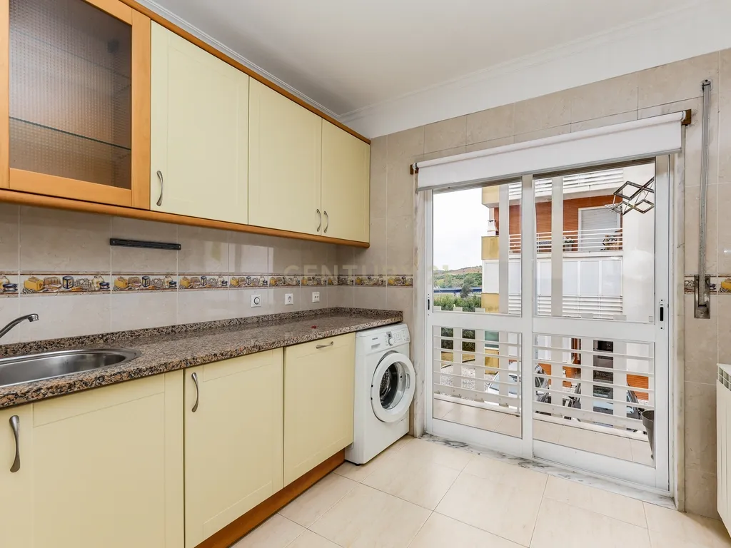 Apartamento T2 C/Elevador em Belas - Image 3