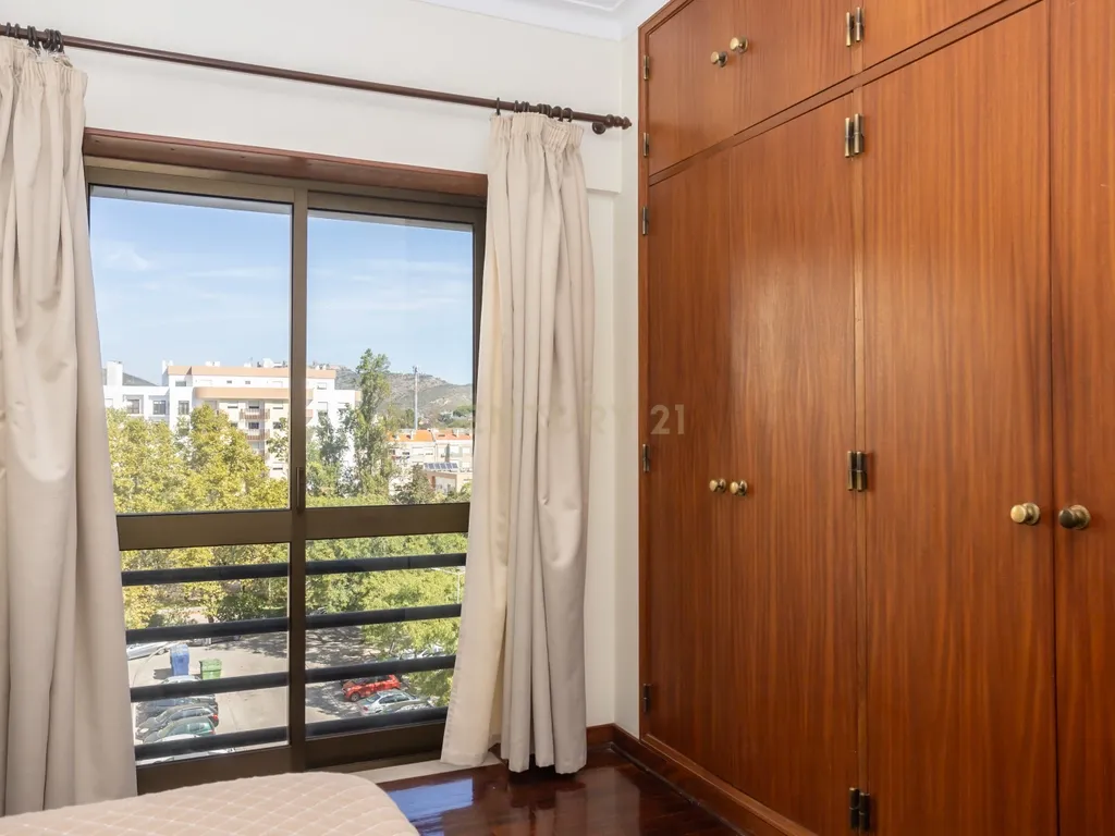T4 com Vista sobre o Jardim de Vanicelos e Serra da Arrábida - Image 32
