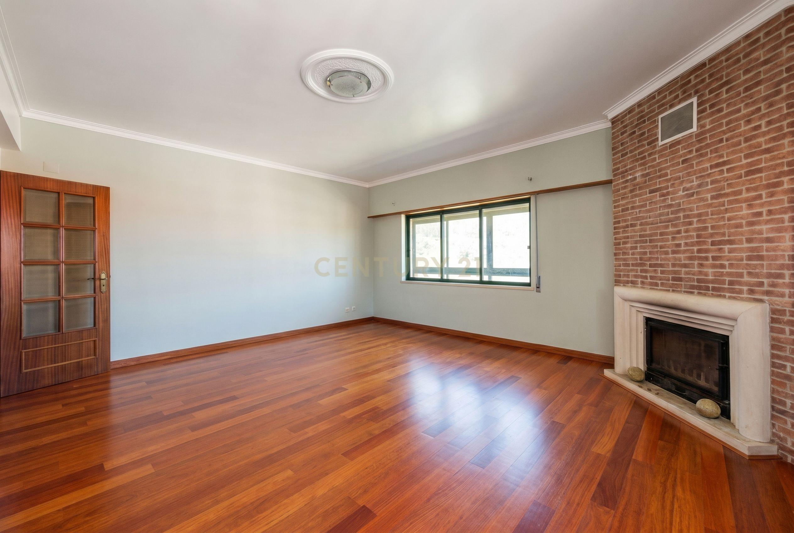 Fotografia 3 de Apartamento T3 com 120m² | Sala com Lareira | Excelentes Áreas e Luz Natural em Algueirão
