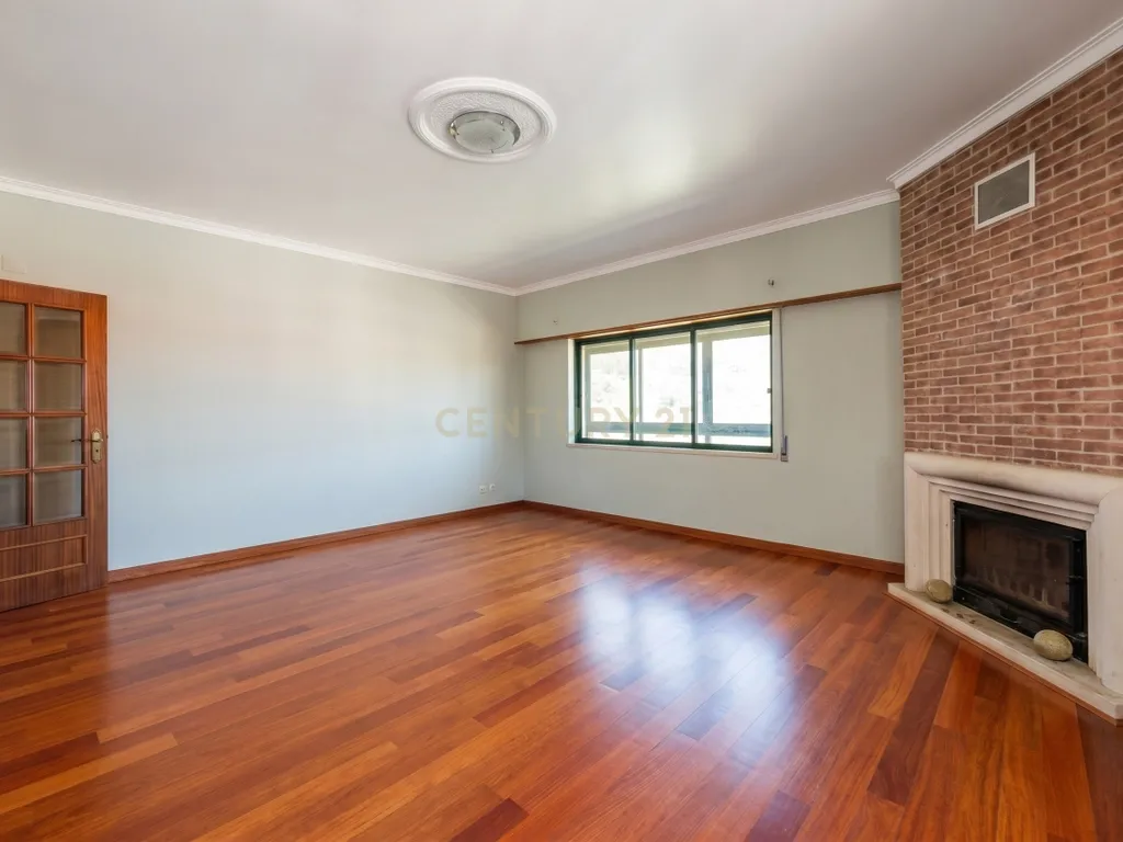 Apartamento T3 com 120m² | Sala com Lareira | Excelentes Áreas e Luz Natural em Algueirão - Image 3