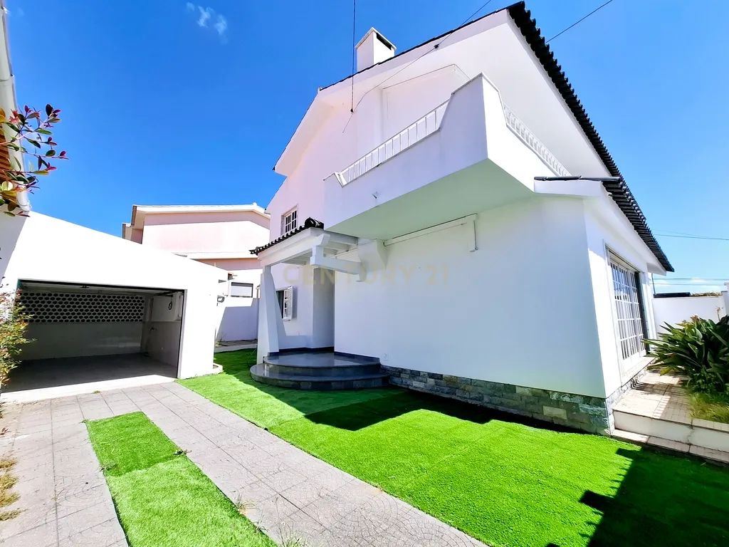 Excelente moradia T3 em Bicesse - Image 1