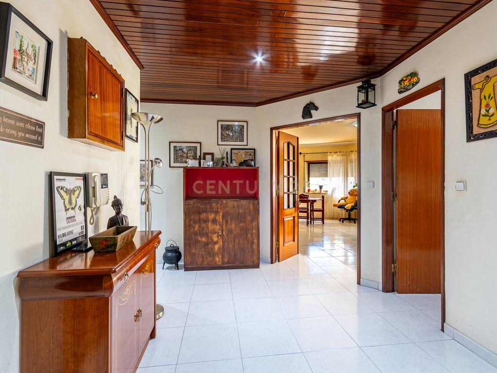 Apartamento T2 Espaçoso com Garagem Box e Arrecadação – Pedernais, Ramada - Image 7