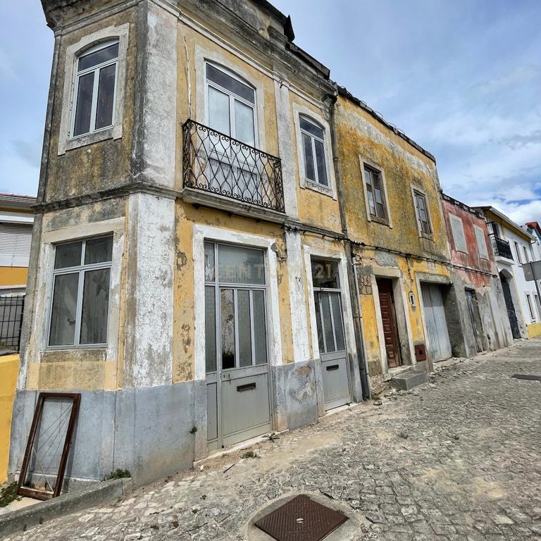 Agregado de três moradias com terreno de 1330m2, no Casal Novo do Rio - Image 2