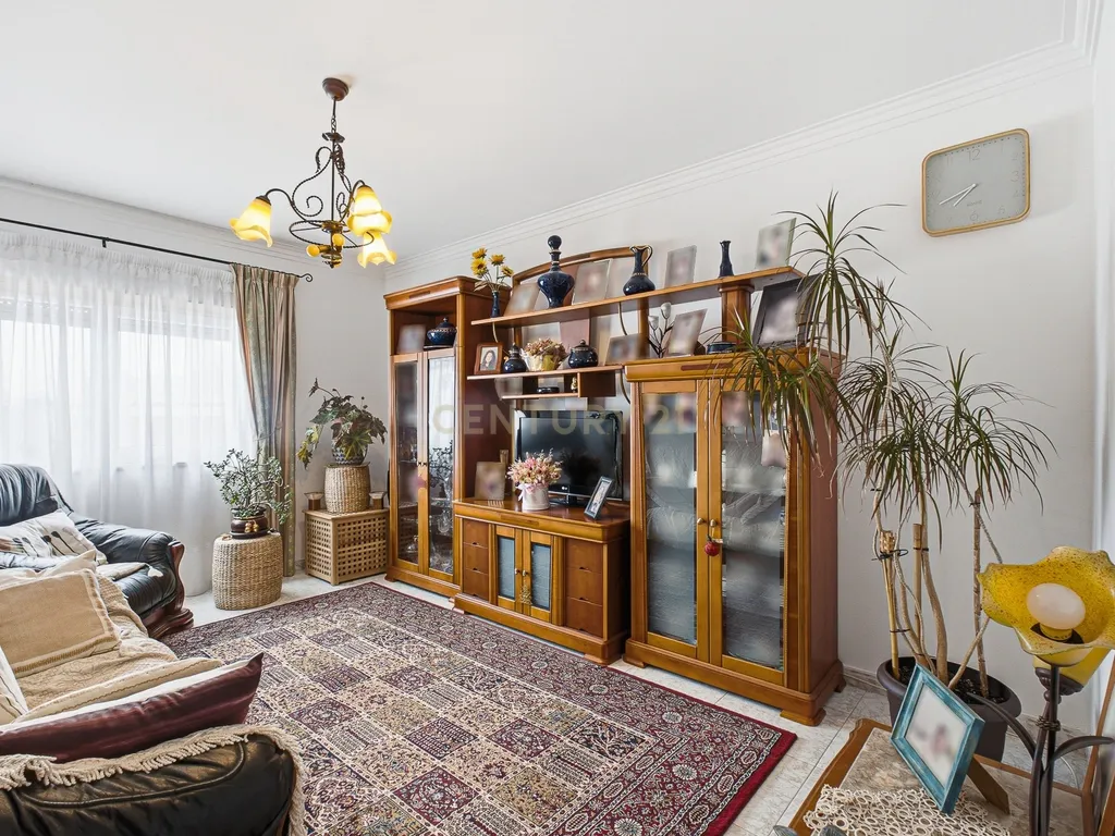 Apartamento T3 com Enorme Potencial de Remodelação na Moita - Image 1