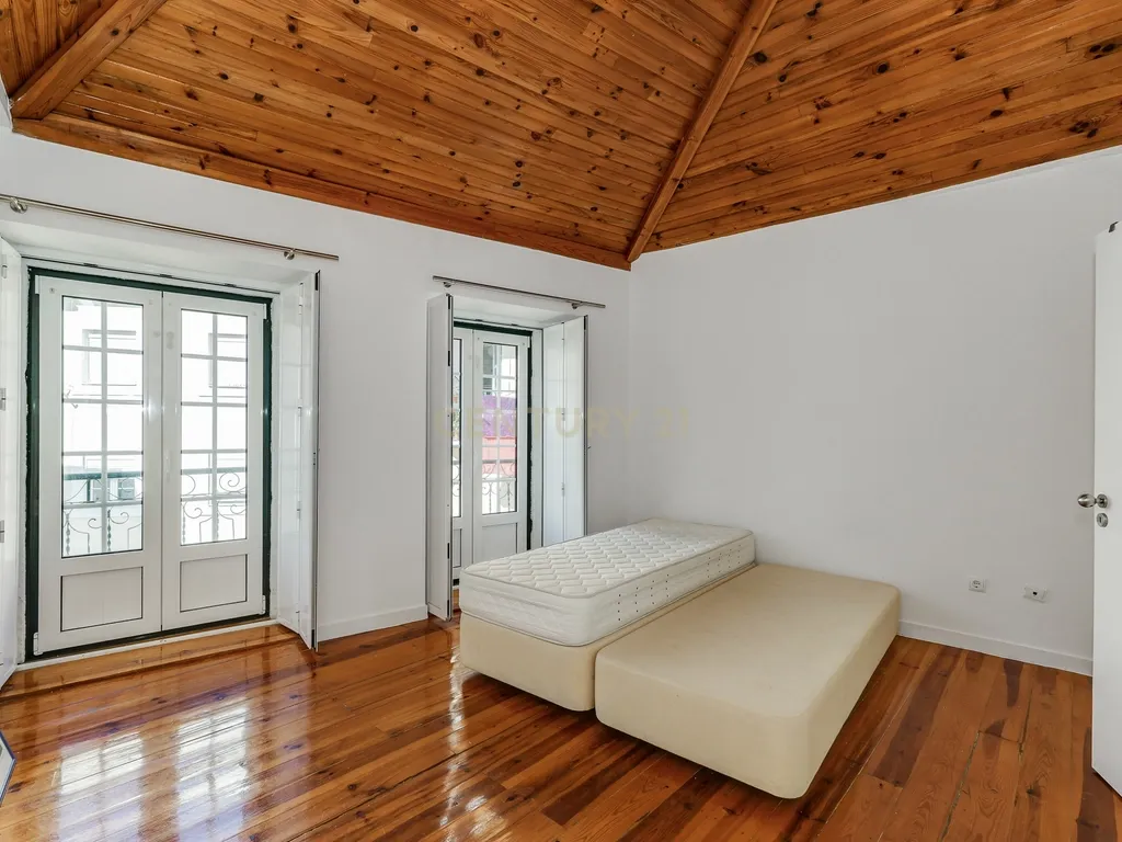 T2 DUPLEX EM ALFAMA COM VISTA PARA ARRENDAR - Image 5