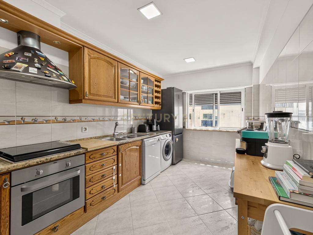 T3 Remodelado em Belas| O equilíbrio perfeito entre conforto, tranquilidade e localização - Image 3