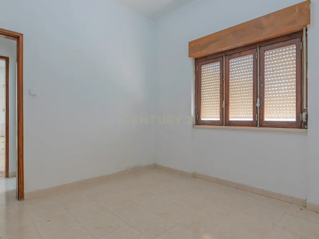 Moradia Isolada com Terreno de 1041 m² – Um Mundo de Possibilidades! - Image 22