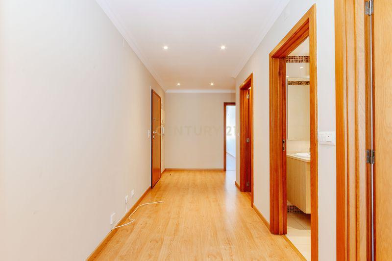 Apartamento T2 em Odivelas com Box e Varanda - Image 16