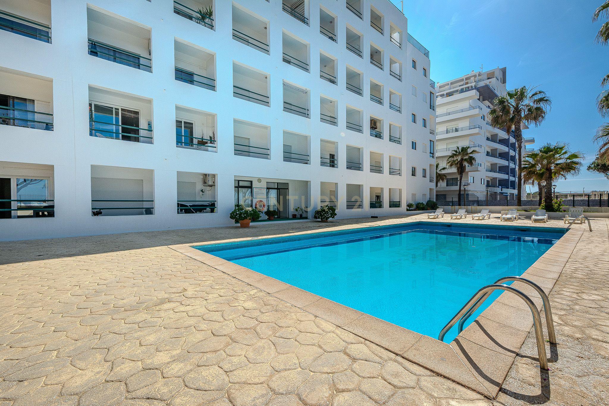 Apartamento T2 com Vista Mar na Primeira Linha de Praia – Quarteira - Image 24