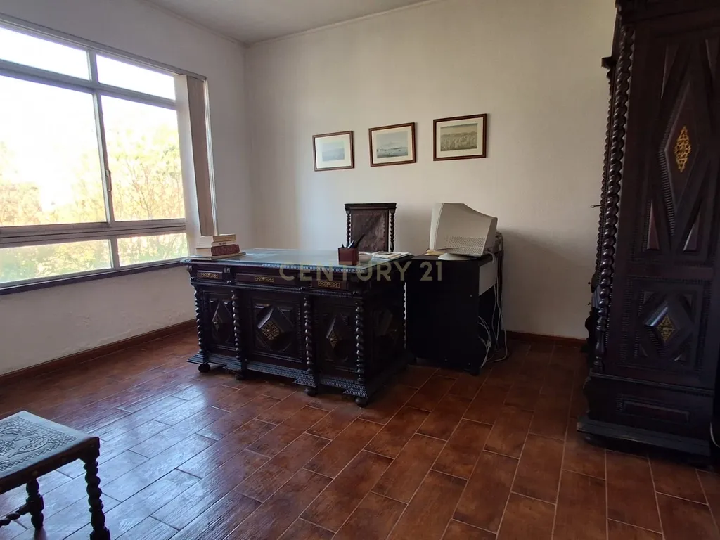 ATENÇÃO INVESTIDORES! Excelente oportunidade de investimento na Amadora. Escritório com 34 m² de área total, dividido em duas salas e corredor. - Image 2