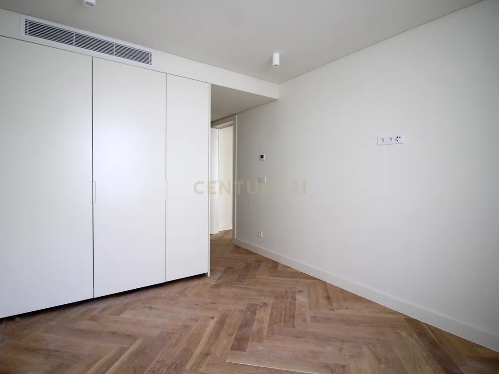 Luxuoso apartamento T2 com vista de rio em Alcântara, Lisboa - Image 12
