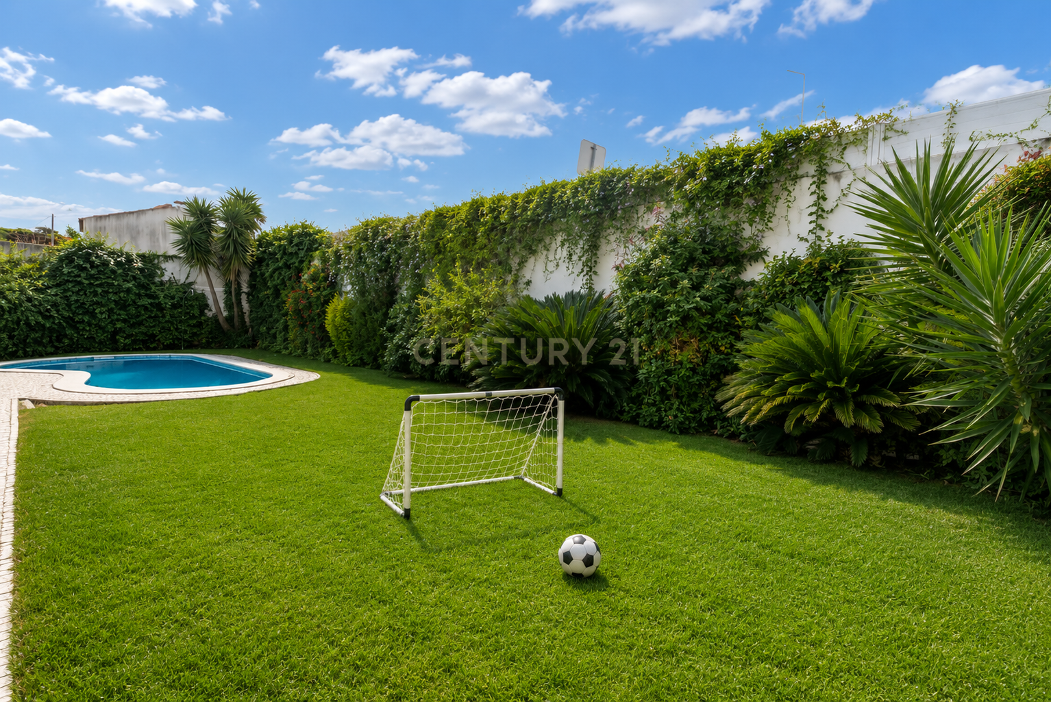 Fotografia 6 de Moradia Isolada T5+1 com Piscina | 3 Suites | Garagem Box | Lote 585m2 | AC | A 8 Minutos a Pé do King's College | Cascais | Torre | Birre | Cobre