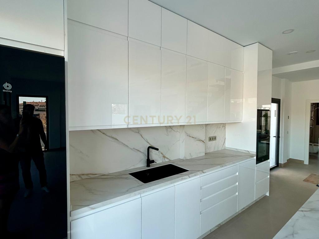 Luxuosa Moradia T4 com Piscina em Málaga, Andalucía - Image 9