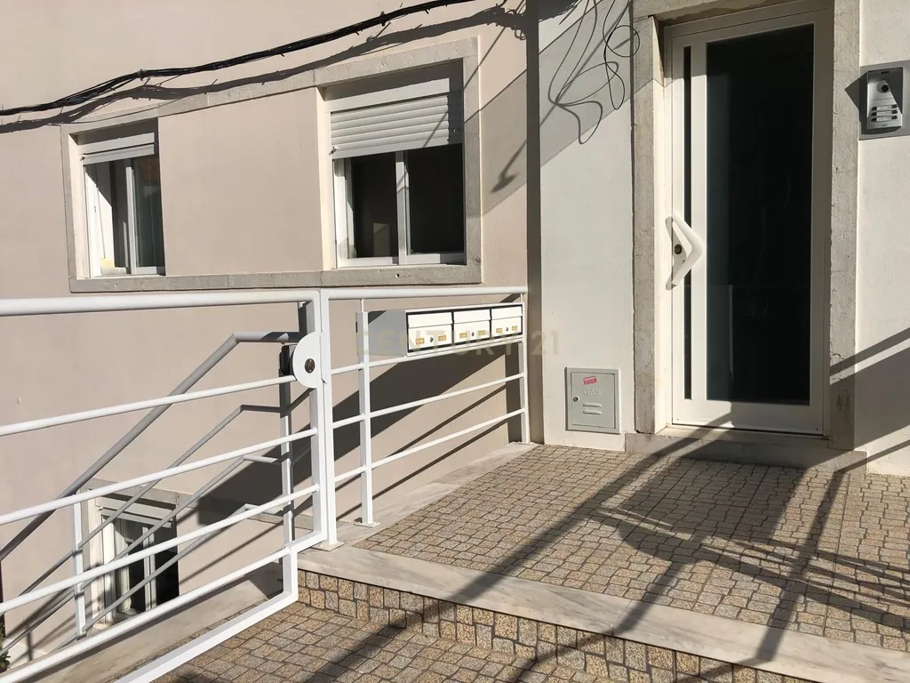 Apartamento T2 com arrecadação, renovado, no centro de Almada - Image 17