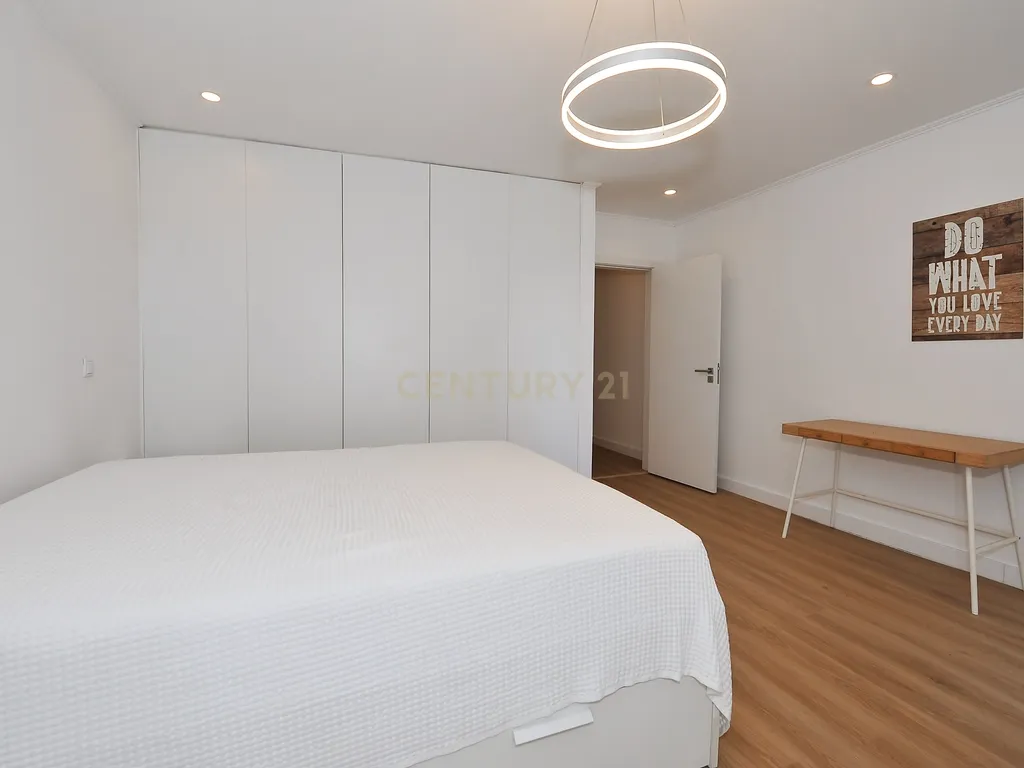 T2 Totalmente Remodelado e Mobilado – Misericórdia, Lisboa - Image 11