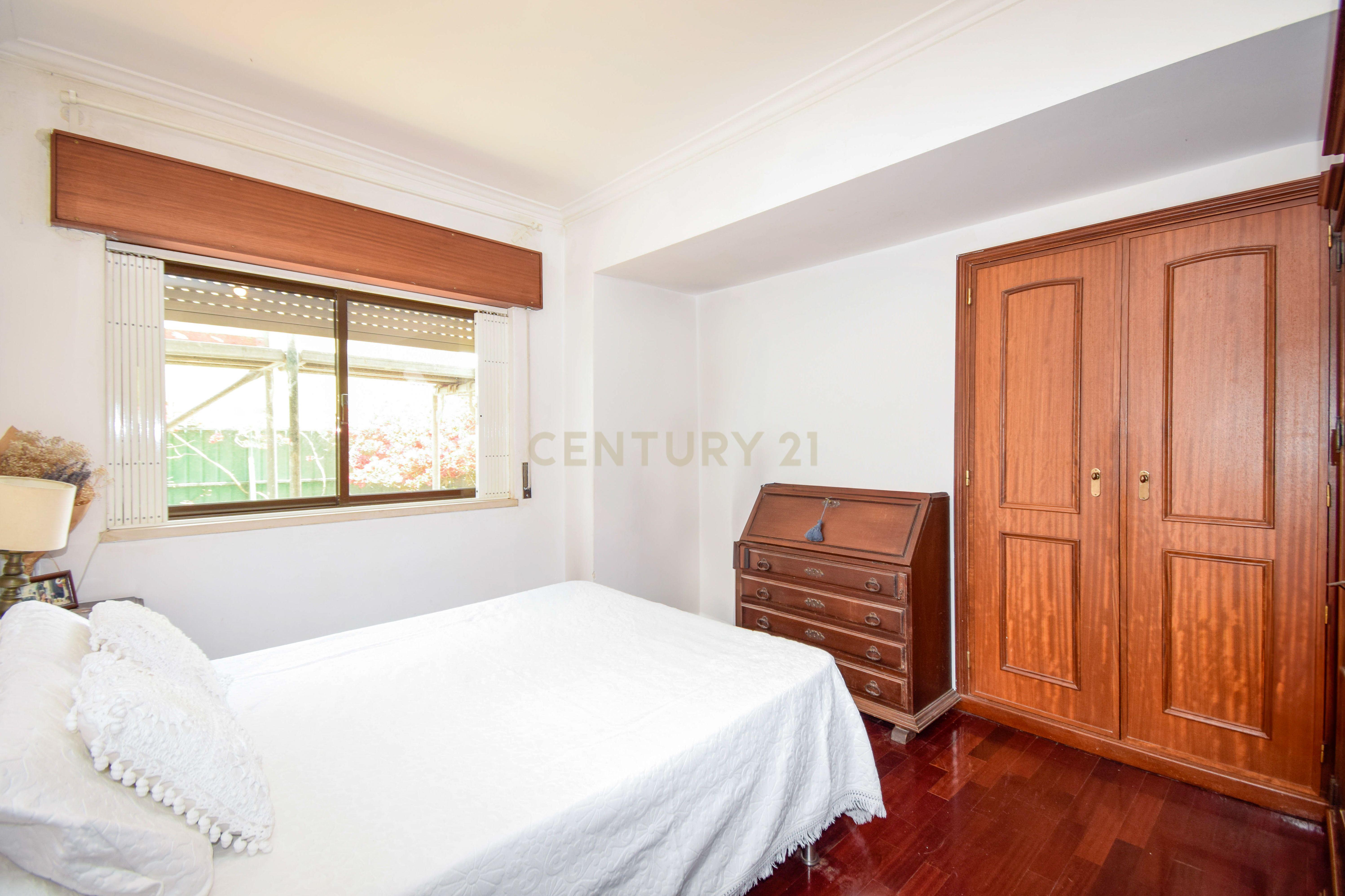 Apartamento T2 + 1 | Jardim e Estacionamento junto à Praia - Image 12
