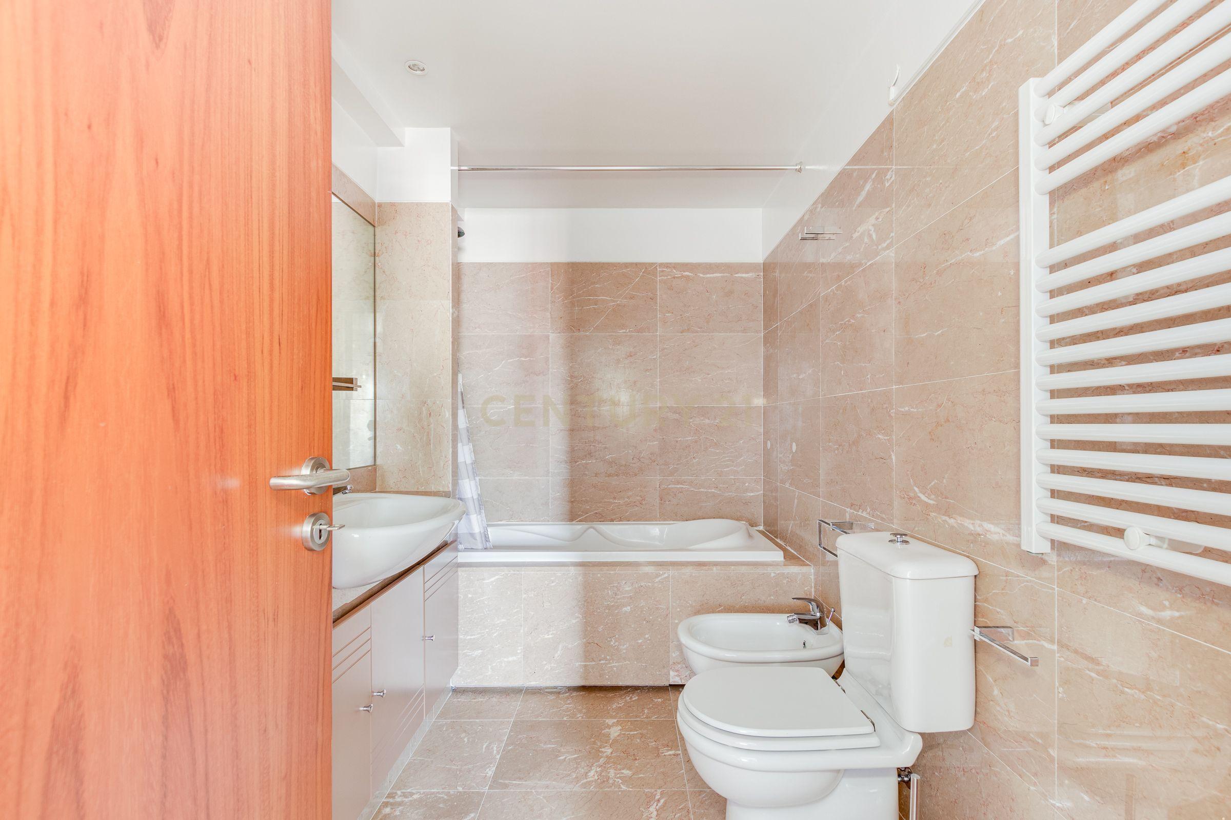 Apartamento T2 com Vista Panorâmica em Lisboa - Image 20