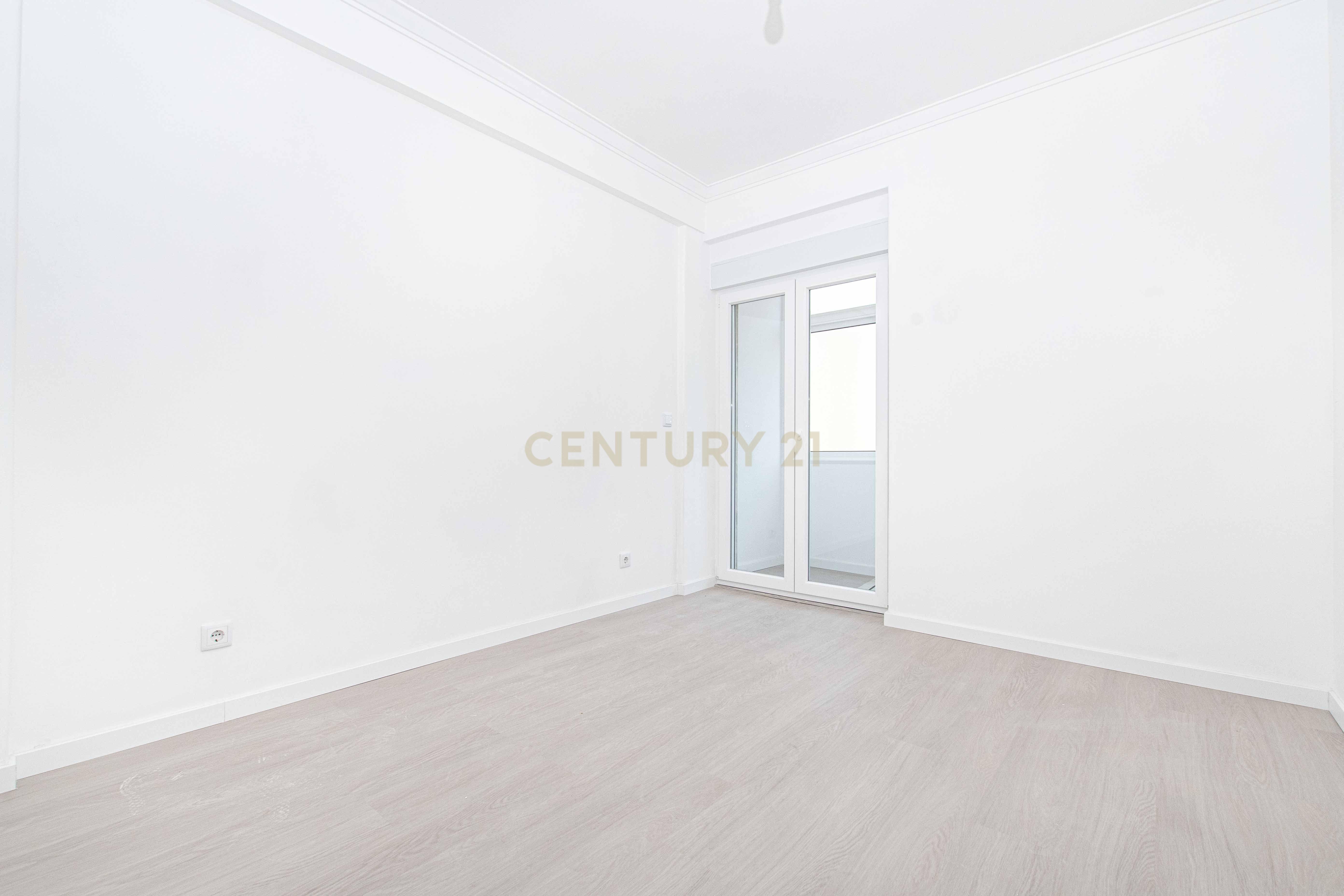 Fotografia 10 de Apartamento T2 Totalmente Remodelado | Odivelas
