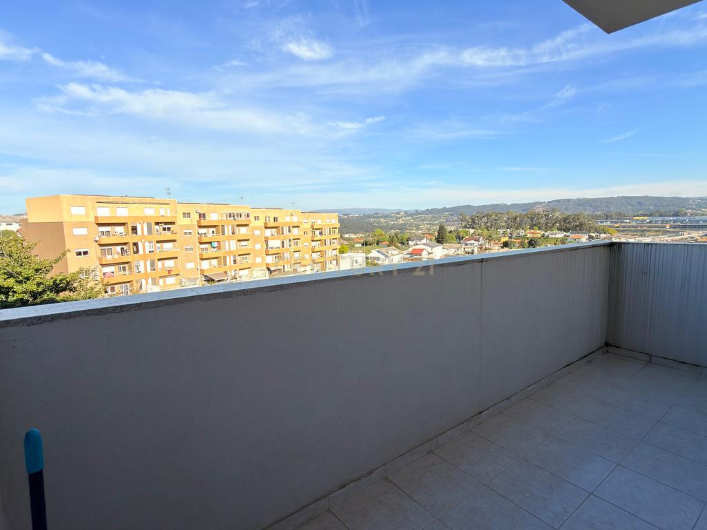 Apartamento T3 em Lousada com Garagem e Varandas - Image 10