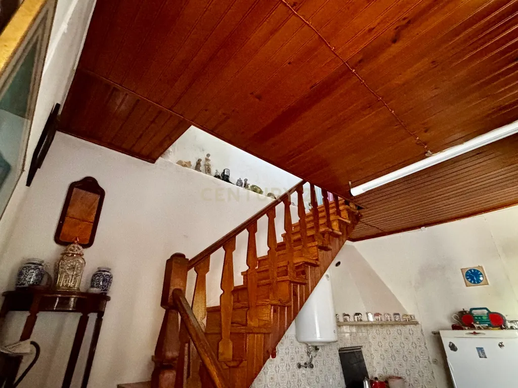 Moradia com T1+T2 Arrendados: Oportunidade no Gradil - Image 18