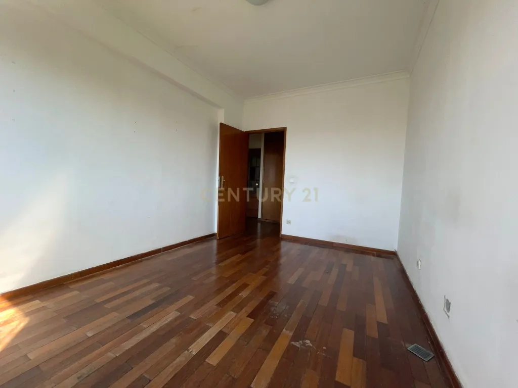 T3 em Vilar de Andorinho - Image 17