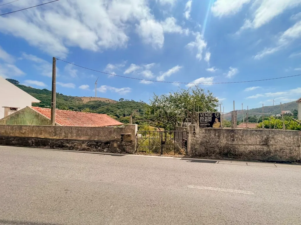 Moradia com Anexo e Terreno de 242 m² | Oportunidade de Reabilitação em Santo Estêvão das Galés - Image 7