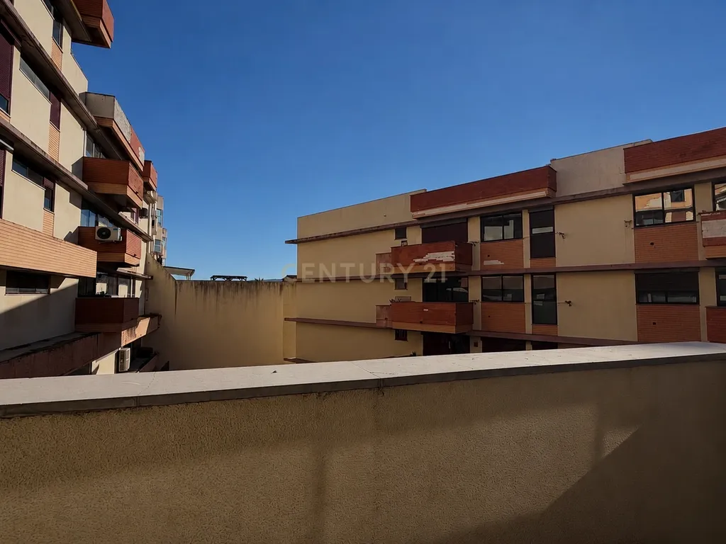 Apartamento T3 com Três Lugares de Estacionamento e Arrecadação, em Setúbal - Image 4